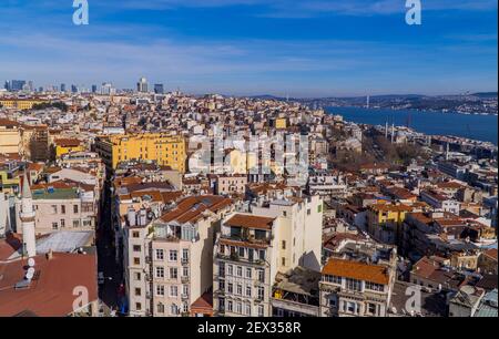 Istanbul, Turchia - 2 febbraio 2021 - splendida vista aerea panoramica dei lucernari del lato asiatico ed europeo di Istanbul con il Bosforo S. Foto Stock