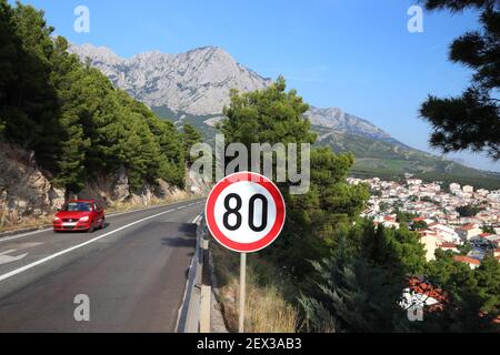 L'autostrada Adriatica (croata: Jadranska magistrala) vicino a Makarska, Croazia. Segnale del limite di velocità. Foto Stock