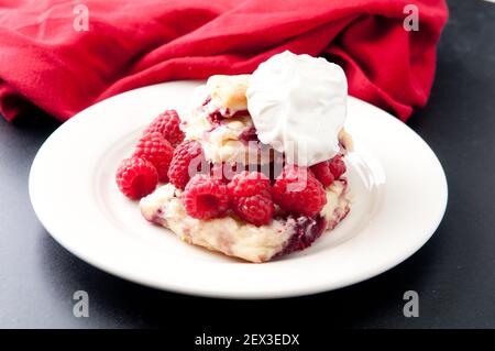 cono di lampone e cioccolato bianco con lamponi freschi e yogurt Foto Stock