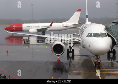 GOTHENBURG, SVEZIA - 28 AGOSTO 2018: Navetta aerea norvegese Boeing 737 e Airbus Finnair all'aeroporto Landvetter di Gothenburg in Svezia. Foto Stock