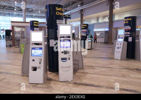 Göteborg, Svezia - 28 agosto 2018: il check-in self-service presso Gotenborg Landvetter airport in Svezia. È il secondo aeroporto più trafficato in Svezia con 6 Foto Stock