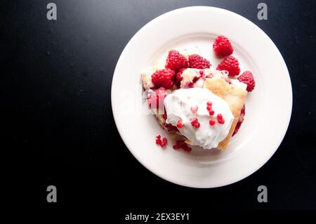 cono di lampone e cioccolato bianco con lamponi freschi e yogurt Foto Stock