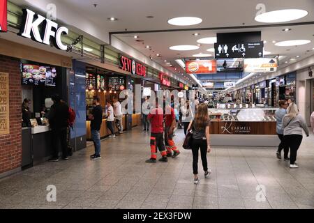 CRACOVIA, POLONIA - 28 AGOSTO 2018: La gente visita il centro commerciale Galeria Krakowska, che fa parte della stazione ferroviaria di Cracovia. Foto Stock