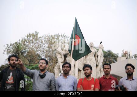 Dhaka, Bangladesh. 04 marzo 2021. Gli attivisti studenteschi di sinistra hanno organizzato una protesta e una fiaccola processione al TSC di Dhaka per chiedere alla giustizia di uccidere lo scrittore Mushtaq in carcere, hanno anche chiesto il rilascio dei leader studenteschi detenuti e l'abrogazione del Digital Security Act. La processione è andata dal TSC a Shahbag, ha girato Doel Chattar di nuovo e si è conclusa a TSC.Dhaka 3 marzo 2021 (Foto da MD Saiful Amin/Pacific Press) Credit: Pacific Press Media Production Corp./Alamy Live News Foto Stock