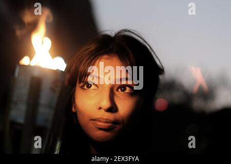 Dhaka, Bangladesh. 04 marzo 2021. Gli attivisti studenteschi di sinistra hanno organizzato una protesta e una fiaccola processione al TSC di Dhaka per chiedere alla giustizia di uccidere lo scrittore Mushtaq in carcere, hanno anche chiesto il rilascio dei leader studenteschi detenuti e l'abrogazione del Digital Security Act. La processione è andata dal TSC a Shahbag, ha girato Doel Chattar di nuovo e si è conclusa a TSC.Dhaka 3 marzo 2021 (Foto da MD Saiful Amin/Pacific Press) Credit: Pacific Press Media Production Corp./Alamy Live News Foto Stock