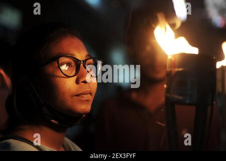 Dhaka, Bangladesh. 04 marzo 2021. Gli attivisti studenteschi di sinistra hanno organizzato una protesta e una fiaccola processione al TSC di Dhaka per chiedere alla giustizia di uccidere lo scrittore Mushtaq in carcere, hanno anche chiesto il rilascio dei leader studenteschi detenuti e l'abrogazione del Digital Security Act. La processione è andata dal TSC a Shahbag, ha girato Doel Chattar di nuovo e si è conclusa a TSC.Dhaka 3 marzo 2021 (Foto da MD Saiful Amin/Pacific Press) Credit: Pacific Press Media Production Corp./Alamy Live News Foto Stock