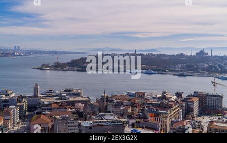 Istanbul, Turchia - 31 gennaio 2021 - veduta panoramica aerea di Sultanahmet con il Palazzo Topkapi, e la Grande Moschea di Hagia Sophia Foto Stock
