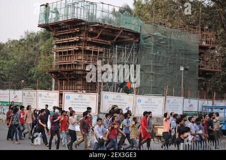 Dhaka, Bangladesh. 04 marzo 2021. Gli attivisti studenteschi di sinistra hanno organizzato una protesta e una fiaccola processione al TSC di Dhaka per chiedere alla giustizia di uccidere lo scrittore Mushtaq in carcere, hanno anche chiesto il rilascio dei leader studenteschi detenuti e l'abrogazione del Digital Security Act. La processione è andata dal TSC a Shahbag, ha girato Doel Chattar di nuovo e si è conclusa a TSC.Dhaka 3 marzo 2021 (Foto da MD Saiful Amin/Pacific Press) Credit: Pacific Press Media Production Corp./Alamy Live News Foto Stock