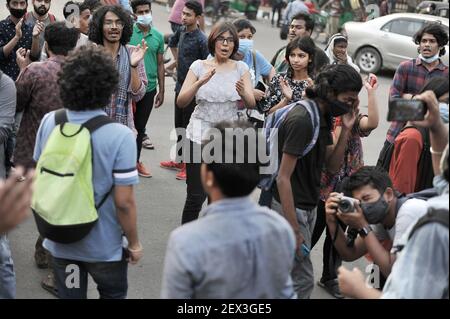 Dhaka, Bangladesh. 04 marzo 2021. Gli attivisti studenteschi di sinistra hanno organizzato una protesta e una fiaccola processione al TSC di Dhaka per chiedere alla giustizia di uccidere lo scrittore Mushtaq in carcere, hanno anche chiesto il rilascio dei leader studenteschi detenuti e l'abrogazione del Digital Security Act. La processione è andata dal TSC a Shahbag, ha girato Doel Chattar di nuovo e si è conclusa a TSC.Dhaka 3 marzo 2021 (Foto da MD Saiful Amin/Pacific Press) Credit: Pacific Press Media Production Corp./Alamy Live News Foto Stock