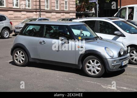 NORIMBERGA, GERMANIA - 7 MAGGIO 2018: Auto Silver Mini Cooper parcheggiata in Germania. In Germania (al 2017) erano stati registrati 45.8 milioni di automobili. Foto Stock