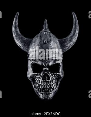 Cranio umano con casco cornato viking isolato su nero Foto Stock