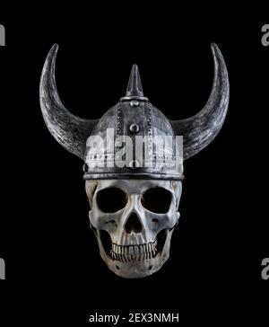 Cranio umano con casco cornato viking isolato su nero Foto Stock