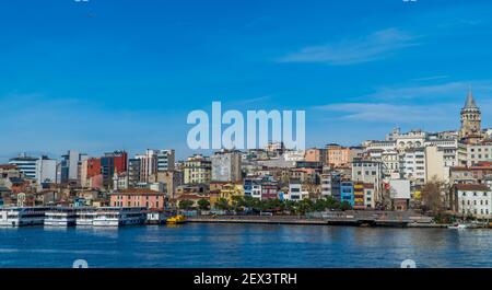 Istanbul, Turchia - 31 gennaio 2021 - splendida vista panoramica della zona di Galata con la Torre Galata vista dal Ponte di Galata Foto Stock