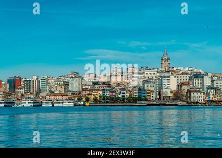 Istanbul, Turchia - 31 gennaio 2021 - splendida vista panoramica della zona di Galata con la Torre Galata vista dal Ponte di Galata Foto Stock