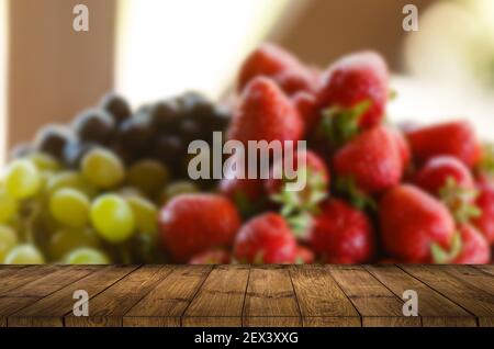 Tavolo vuoto in legno. Composizione con molte caramelle diverse sul tavolo. Spazio per il testo Foto Stock