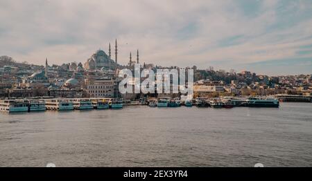 Istanbul, Turchia - 1 febbraio 2021 - Vista panoramica della zona di Eminönü nel quartiere Fatih sul Corno d'Oro con la Moschea di Süleymaniye Foto Stock