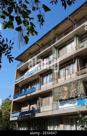 Vidin città, Bulgaria. Vecchio edificio di appartamenti in cemento. Architettura residenziale fatiscente. Foto Stock