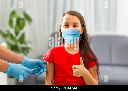 Bambina che riceve la vaccinazione in clinica, closeup. Prevenzione dei virus Foto Stock