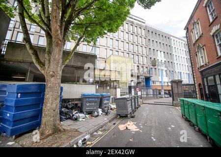 Bidoni per il riciclaggio e sacchetti per rifiuti in Cumberland Street, Bristol Foto Stock