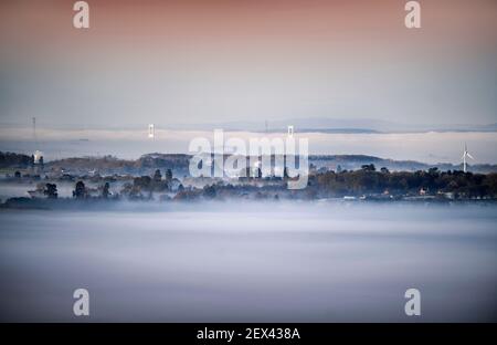 Misty vista dal Cotswold Escarpment vicino Wotton-under-Edge in Gloucestershire Guardando verso il ponte Severn originale Foto Stock