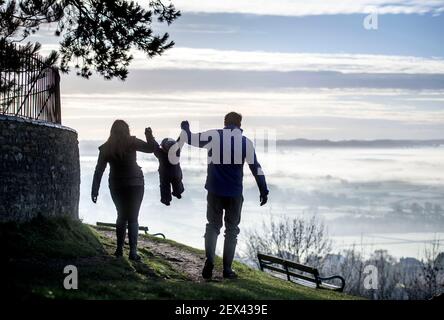 Una giovane coppia con il loro bambino sulla scarpata di Cotswold Vicino a Wotton-under-Edge in Gloucestershire Foto Stock