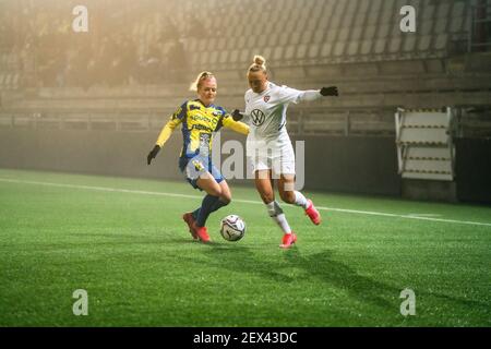 Malmoe, Svezia. 03 marzo 2021. Hanna Bennison (8) del FC Rosengaard e Isabelle Meyer (10) di St. Pollen visto nella partita UEFA Women's Champions League tra FC Rosengaard e St. Pollen a Malmö Idrotsplats a Malmö. (Photo Credit: Gonzales Photo/Alamy Live News Foto Stock