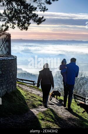 Una giovane coppia con il loro bambino sulla scarpata di Cotswold Vicino a Wotton-under-Edge in Gloucestershire Foto Stock