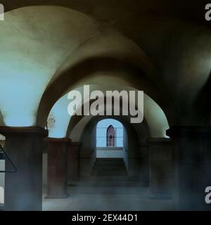 Colonne e archi nell'anticamera pazzia del ingresso a una cripta medievale Foto Stock