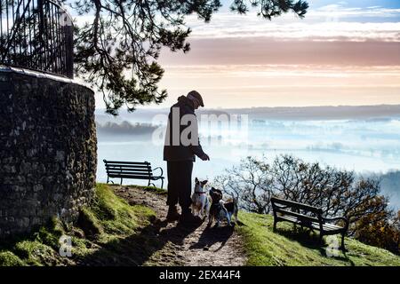 Misty vista dal Cotswold Escarpment vicino Wotton-under-Edge in Gloucestershire REGNO UNITO Foto Stock