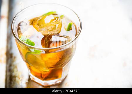 Cuba libre cocktail con cola e lime. Messa a fuoco selettiva. Foto Stock