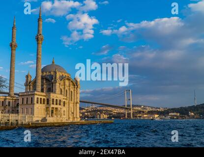 Vista panoramica della Moschea Ortakoy con il Ponte dei Martiri del 15 luglio a Istanbul, Turchia al tramonto Foto Stock