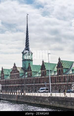 Copenhagen, Danimarca - 18 settembre 2018: Vecchio edificio della Borsa (Boersen) con Torre, Europa Foto Stock