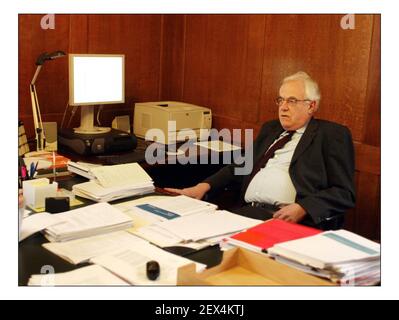 Stephen Nickell un membro del Comitato di politica monetaria nel suo ufficio nella Banca d'Inghilterra.Pic DAVID SANDISON. 25/2/2005 Foto Stock