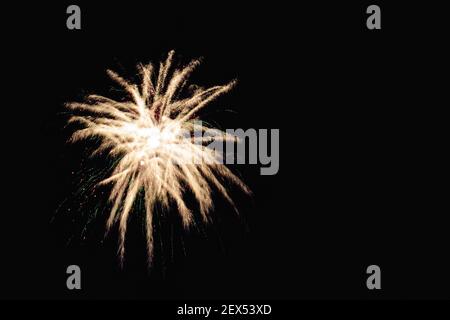 Immagine con uno sfondo nero preparato per modificare il testo di un fuochi d'artificio, formato da una stella con diversi rami di colore bianco grezzo accompagnato da tracce e. Foto Stock