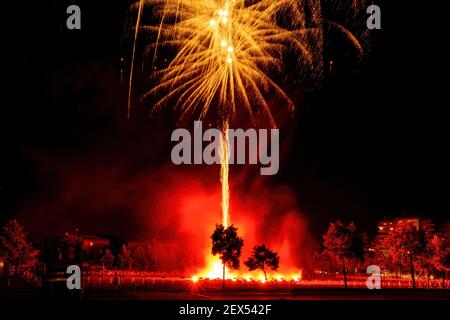 Immagine panoramica con uno sfondo nero preparato per editare il testo di un fuochi d'artificio, formato da una grande raffica di tracce che terminano con diverse stelle arancioni pettine Foto Stock