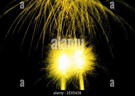 Immagine con sfondo nero preparata per modificare il testo di un fuochi d'artificio, formato da due burst e una grande stella gialla. Foto Stock