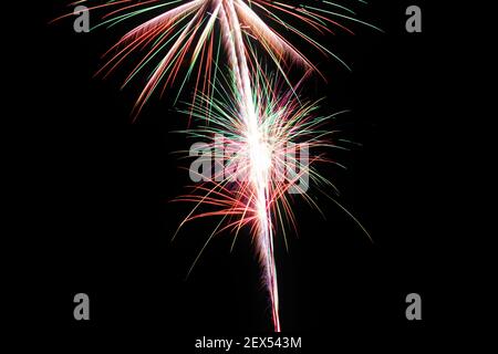 Immagine con sfondo nero preparata per modificare il testo di un fuochi d'artificio, formato da un burst e tre stelle con linee rosse, verdi e bianche Foto Stock