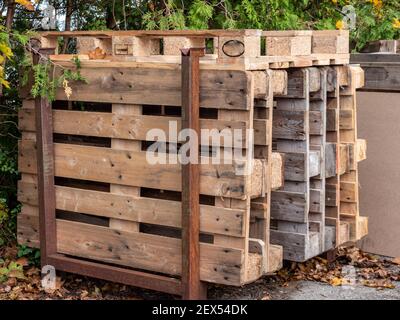 Pallets di legno per il trasporto in logistica Foto Stock