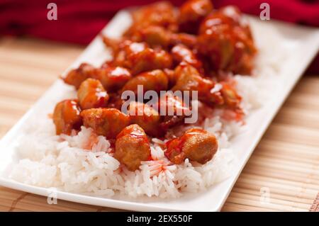 salsa dolce e agrodolce su palle di pollo con riso Foto Stock