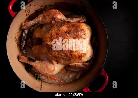 pollo arrosto intero in citronella e latte di cocco, forno olandese Foto Stock