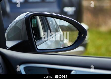 riflesso retro dell'auto in uno specchio Foto Stock