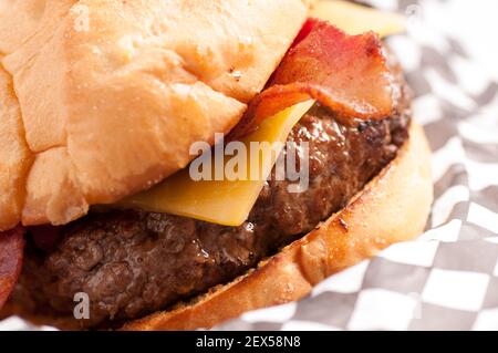 hamburger biologico fresco fattoria con pancetta e formaggio con casa patatine fritte fatte Foto Stock