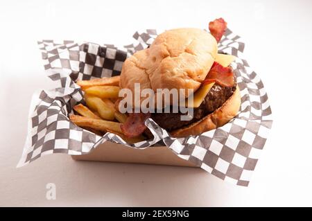 hamburger biologico fresco fattoria con pancetta e formaggio con casa patatine fritte fatte Foto Stock