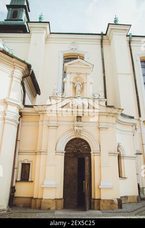 Cattedrale Basilica dell'Assunzione della Beata Vergine Maria e di San Giovanni Battista a Przemysl, Polonia. Bella lato arcuato legno intagliato porta di Foto Stock