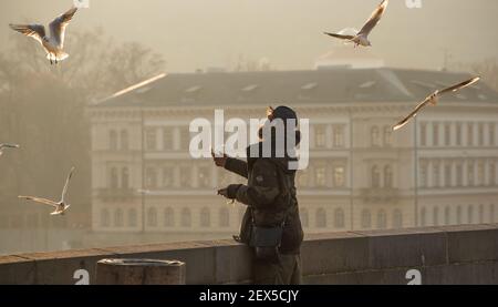 Praga, Repubblica Ceca. 03-02-2021. Senza tetto sul Ponte Carlo nel centro di Praga durante l'inverno. Foto Stock