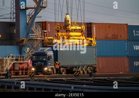 Carico di container nel porto di Duisburg, Logport, DIT, terminal intermodale di Duisburg, Duisburg-Rheinhausen, NRW, Germania, Foto Stock