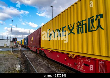 I container arrivano in treno al terminal intermodale di Logport, DIT, Duisburg, parte della nuova Silk Road, dalla Cina a Duisburg-Rheinhausen, NRW, Germ Foto Stock