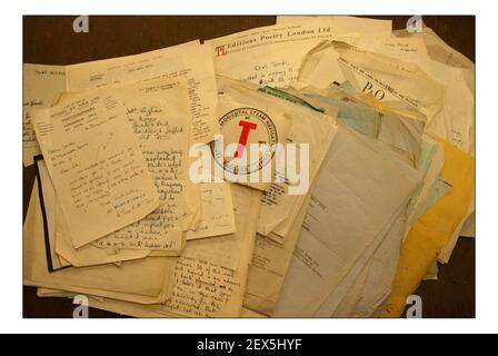Fotografato nella British Library Christopher Fletcher con la collezione di Meary James Tambimuttu.Pic DAVID SANDISON. 24/2/2005 Foto Stock