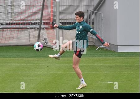 Benjamin PAVARD (FC Bayern Monaco) dopo la sopravvivenza dell'infezione corona in campo, azione. Allenamento su Saebener Strasse il 4 marzo 2021 Calcio 1 Bundesliga, stagione 2020/2021 il 11 settembre 2020. | utilizzo in tutto il mondo Foto Stock