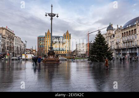 Anversa, Fiandre - Belgio - 12 28 2020: Vista sulla piazza della regina Astrid nel centro storico di Anversa Foto Stock